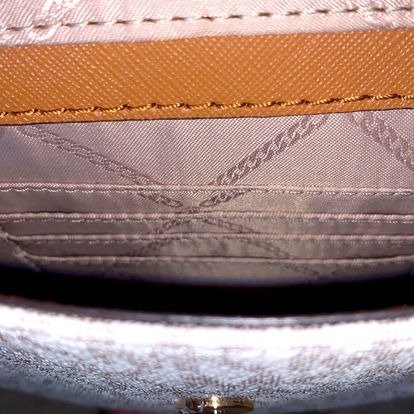 ***SOLD*** Michael Kors Jet Set Medium Signature Pocket Tote - Picture 5 of 14